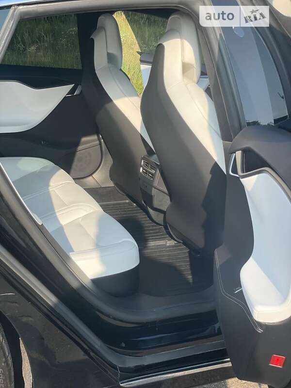 Лифтбек Tesla Model S 2017 в Киеве