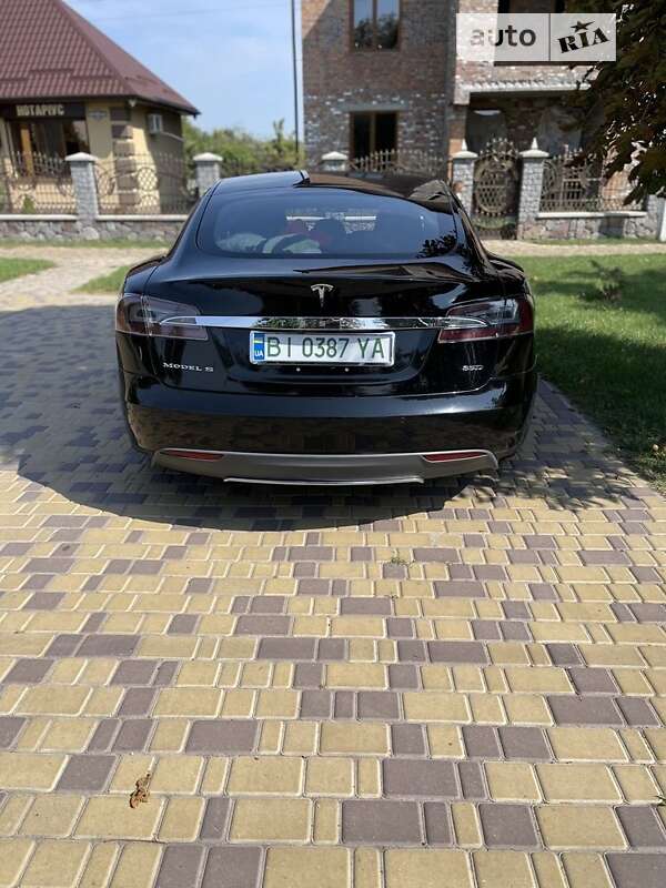 Лифтбек Tesla Model S 2015 в Глобине