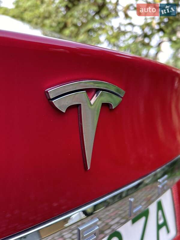 Лифтбек Tesla Model S 2019 в Ужгороде