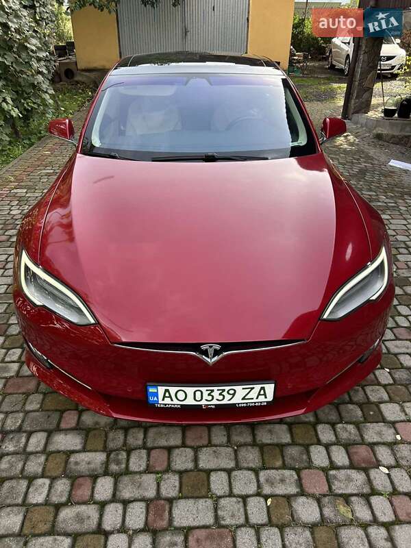 Лифтбек Tesla Model S 2019 в Ужгороде