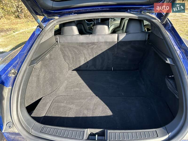 Лифтбек Tesla Model S 2016 в Киеве