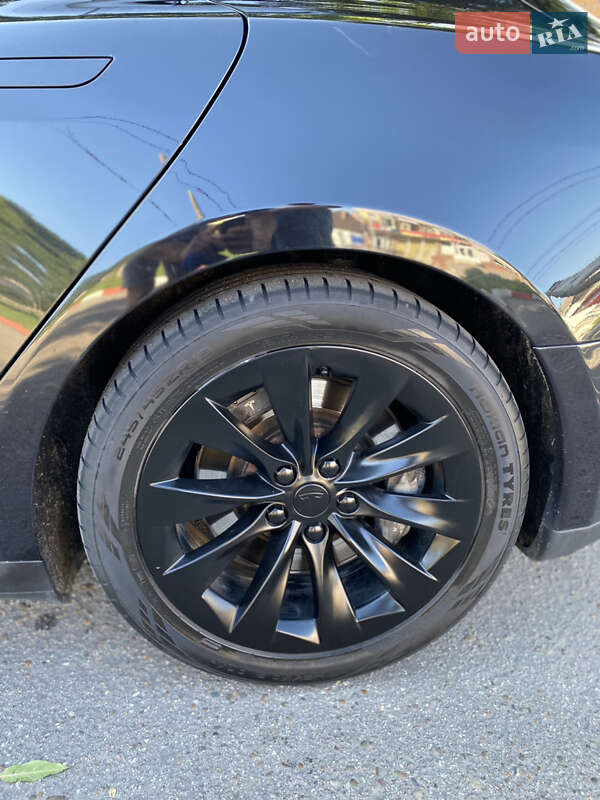 Ліфтбек Tesla Model S 2015 в Чернівцях