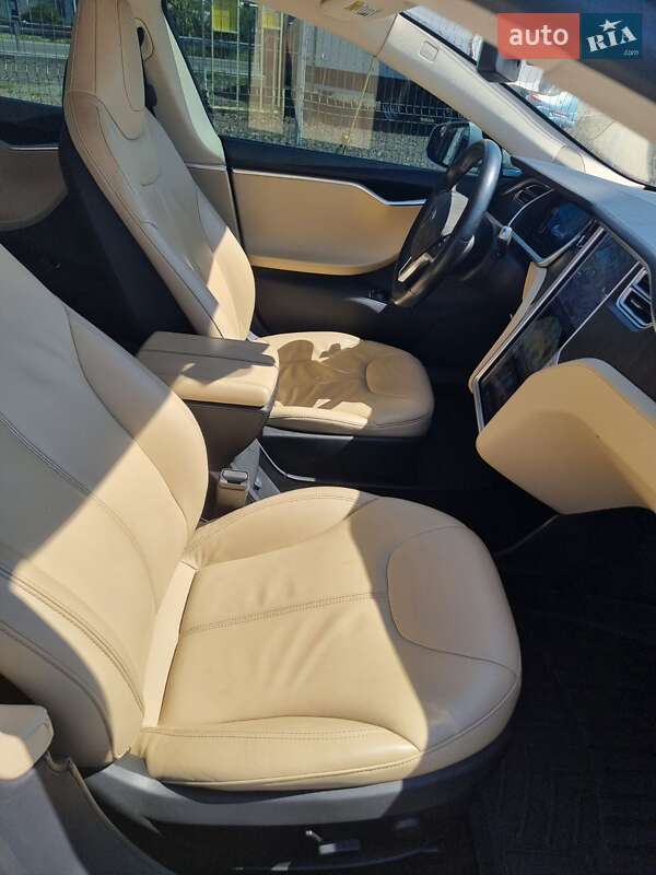 Лифтбек Tesla Model S 2013 в Нововолынске