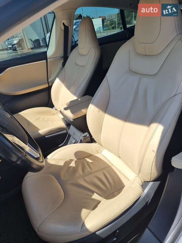 Лифтбек Tesla Model S 2013 в Нововолынске