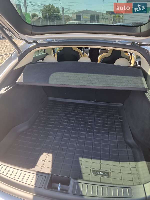 Лифтбек Tesla Model S 2013 в Нововолынске
