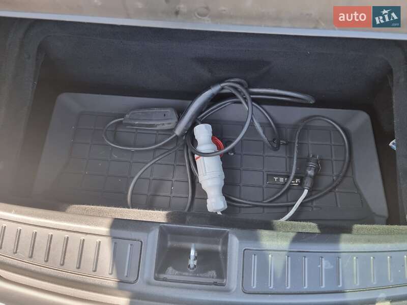 Лифтбек Tesla Model S 2013 в Нововолынске