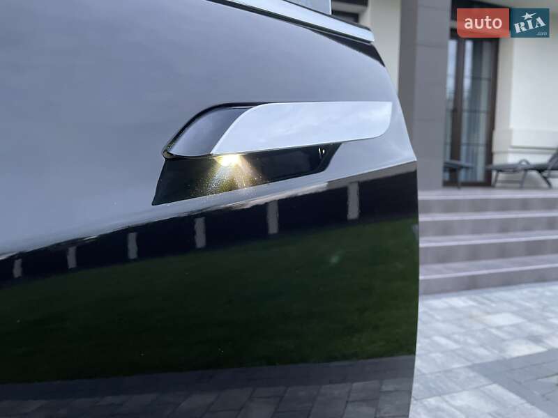 Лифтбек Tesla Model S 2018 в Львове