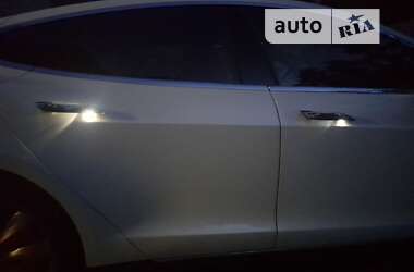 Лифтбек Tesla Model S 2013 в 
