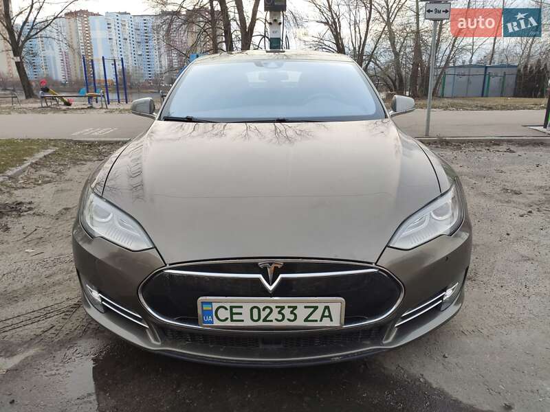 Лифтбек Tesla Model S 2015 в Киеве