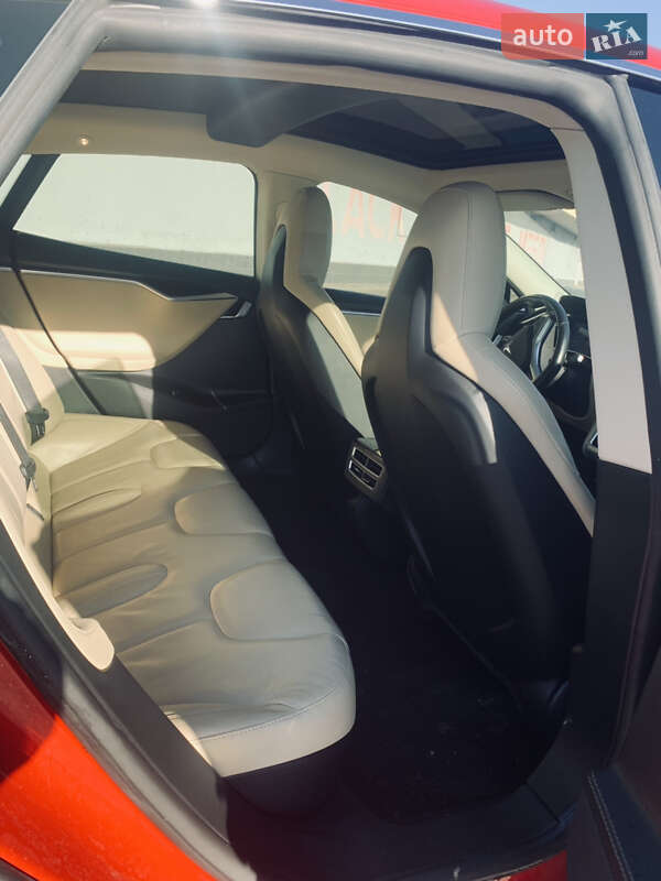 Лифтбек Tesla Model S 2015 в Львове