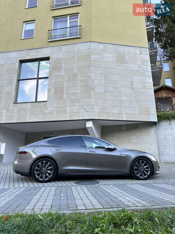 Лифтбек Tesla Model S 2016 в Киеве