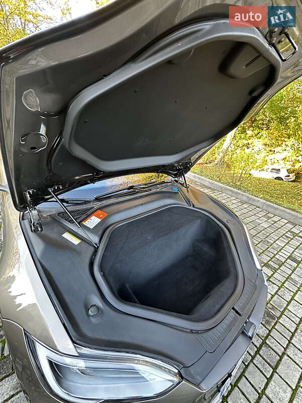 Лифтбек Tesla Model S 2016 в Киеве