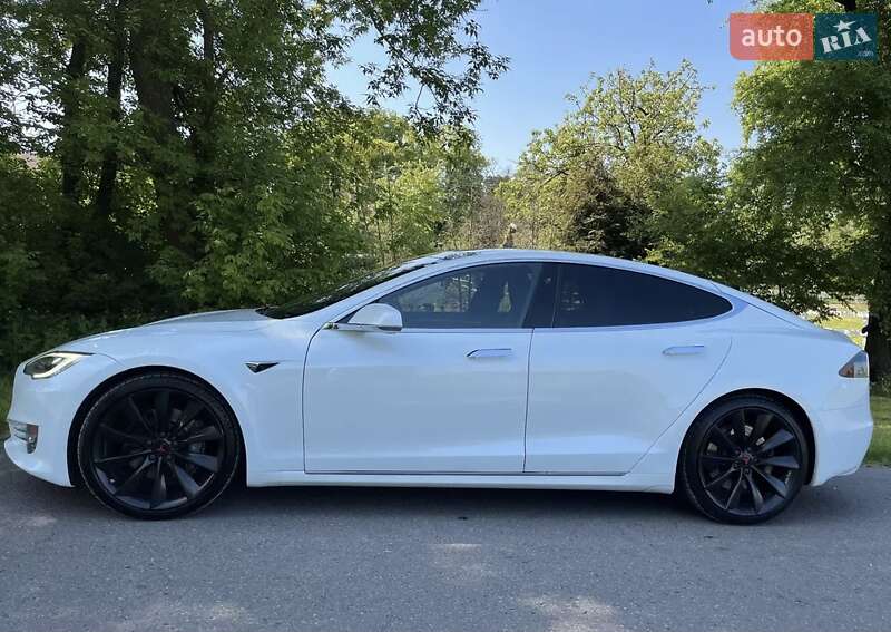 Лифтбек Tesla Model S 2016 в Киеве