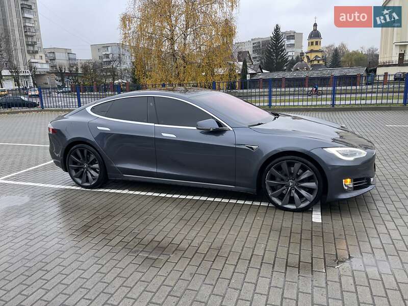 Лифтбек Tesla Model S 2017 в Львове