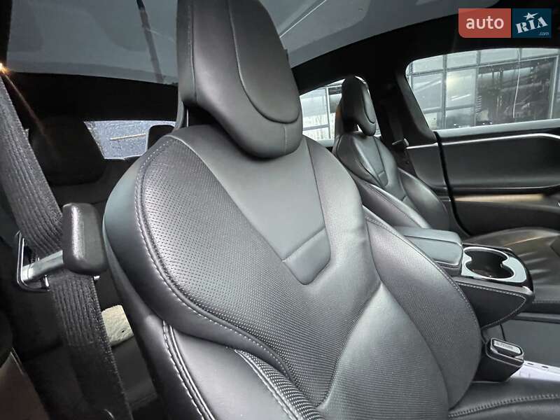 Лифтбек Tesla Model S 2017 в Львове
