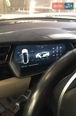 Лифтбек Tesla Model S 2015 в 
