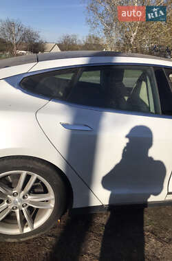 Лифтбек Tesla Model S 2015 в 