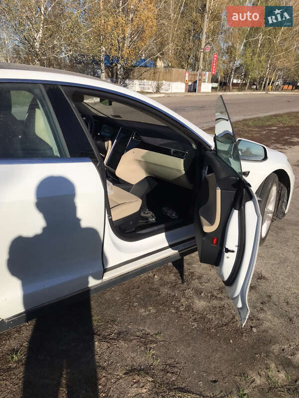 Лифтбек Tesla Model S 2015 в Киеве