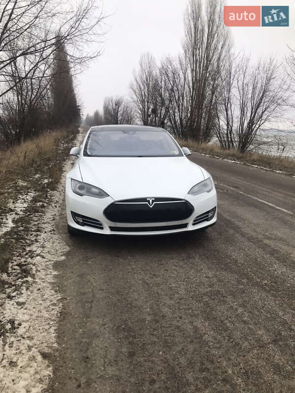 Лифтбек Tesla Model S 2015 в Киеве