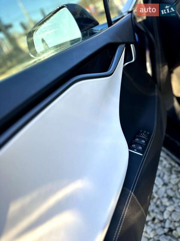 Лифтбек Tesla Model S 2018 в Черновцах