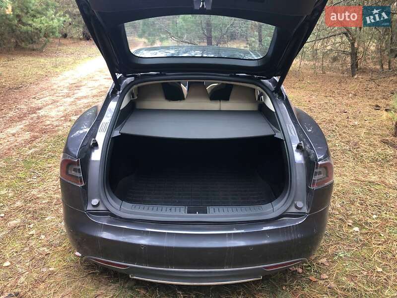 Лифтбек Tesla Model S 2014 в Умани