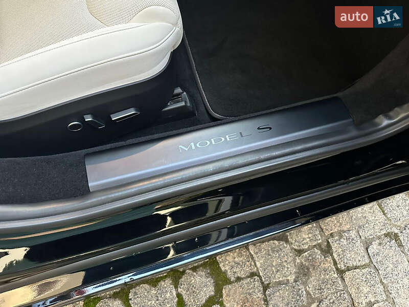 Лифтбек Tesla Model S 2022 в Киеве
