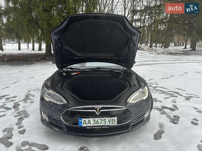 Лифтбек Tesla Model S 2015 в Киеве