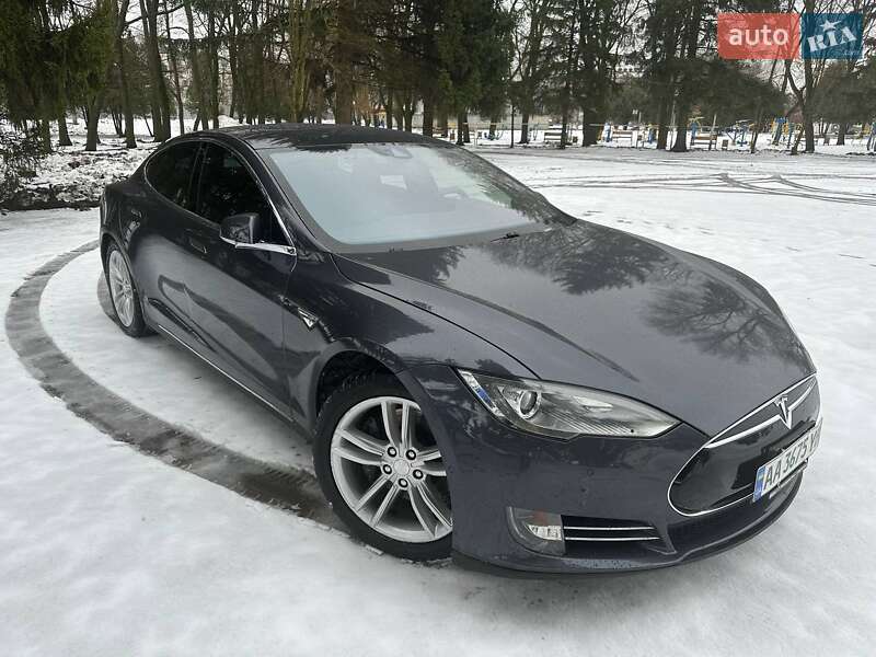 Лифтбек Tesla Model S 2015 в Киеве