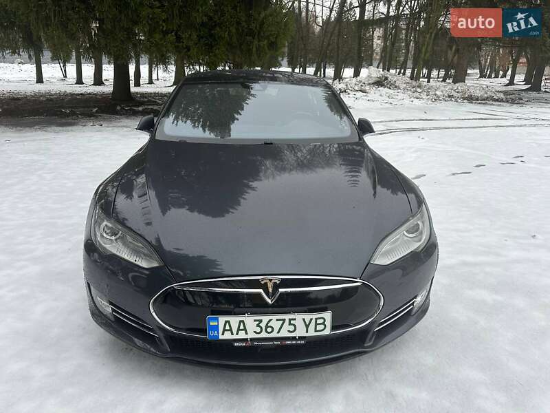 Лифтбек Tesla Model S 2015 в Киеве