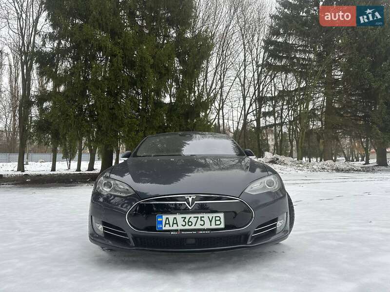 Лифтбек Tesla Model S 2015 в Киеве