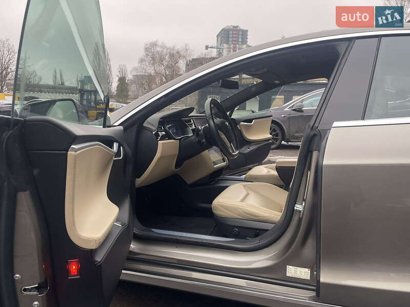 Лифтбек Tesla Model S 2016 в Киеве