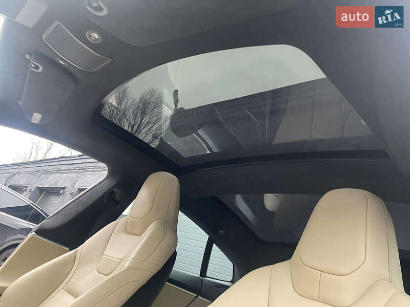 Лифтбек Tesla Model S 2016 в Киеве