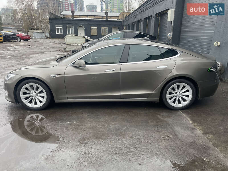 Лифтбек Tesla Model S 2016 в Киеве