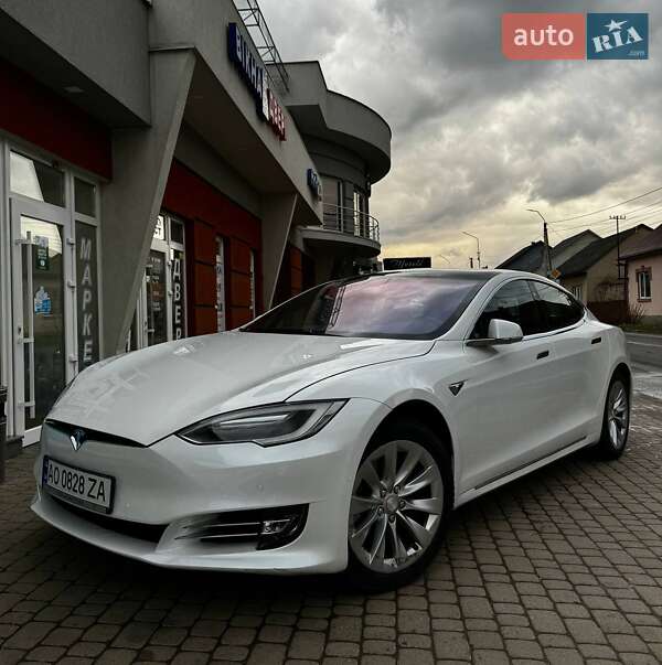 Ліфтбек Tesla Model S 2017 в Хусті