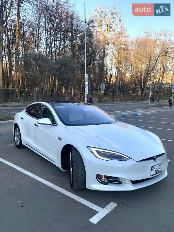 Лифтбек Tesla Model S 2018 в Черновцах