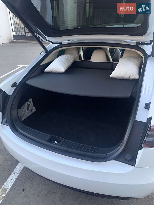 Лифтбек Tesla Model S 2018 в Черновцах