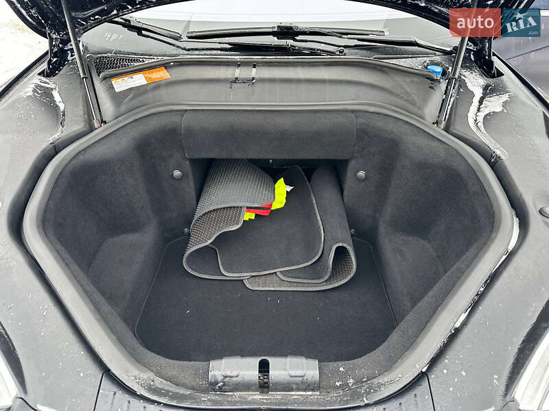 Ліфтбек Tesla Model S 2013 в Чернівцях