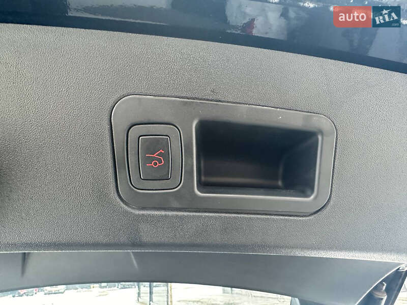 Ліфтбек Tesla Model S 2013 в Чернівцях