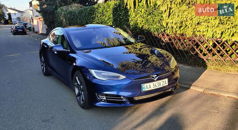 Лифтбек Tesla Model S 2017 в Вижнице