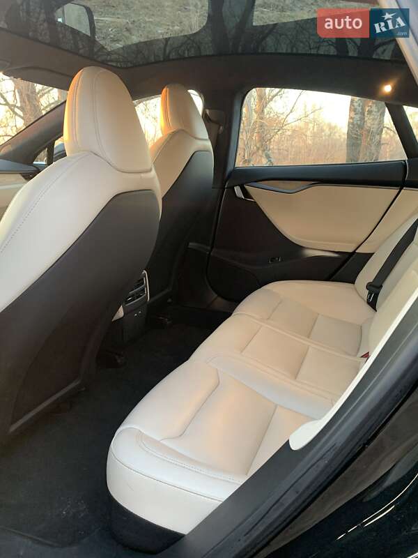 Ліфтбек Tesla Model S 2019 в Кам'янському