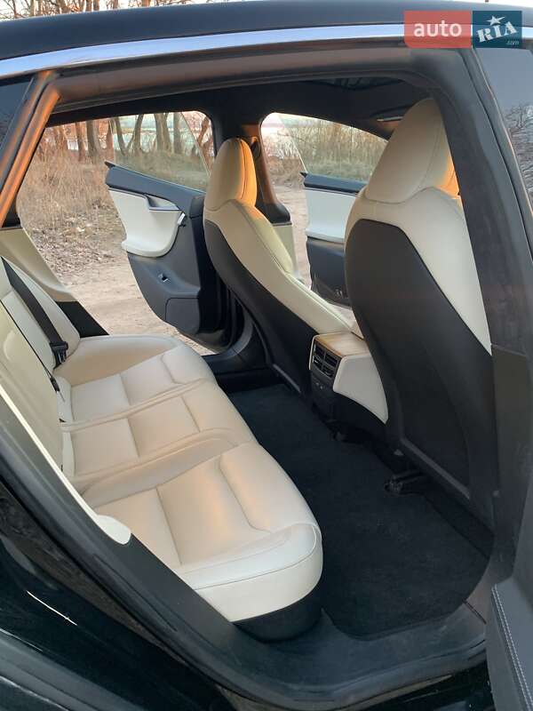 Ліфтбек Tesla Model S 2019 в Кам'янському
