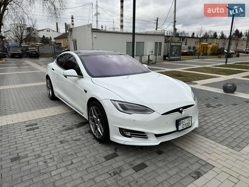 Лифтбек Tesla Model S 2014 в Львове