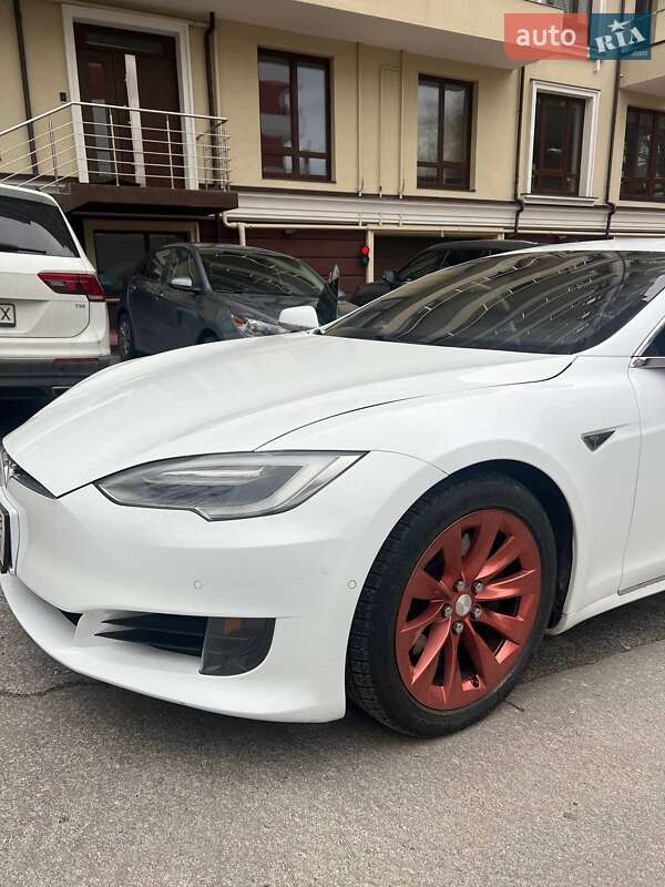 Лифтбек Tesla Model S 2016 в Львове