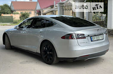 Лифтбек Tesla Model S 2015 в 