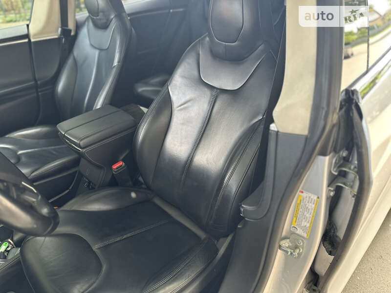 Лифтбек Tesla Model S 2015 в Каменец-Подольском