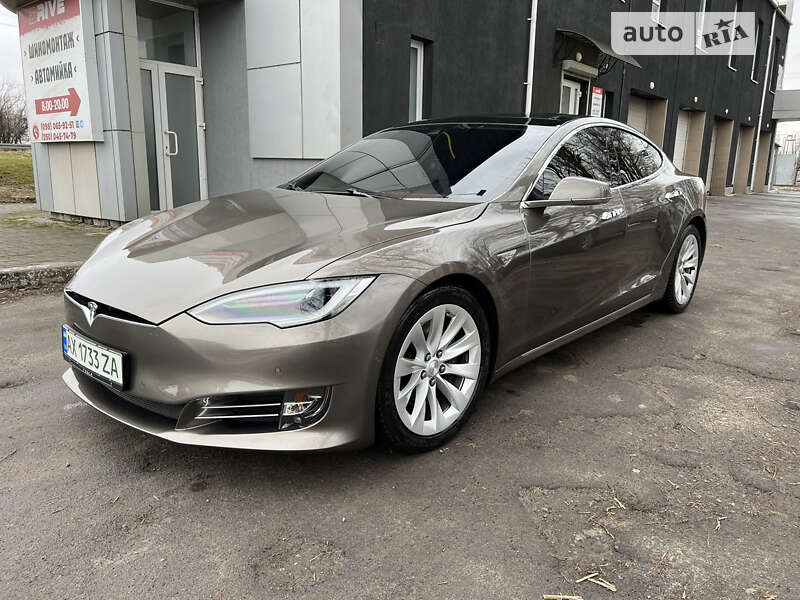 Ліфтбек Tesla Model S 2016 в Дніпрі