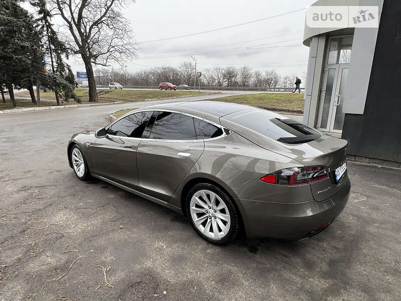 Ліфтбек Tesla Model S 2016 в Дніпрі