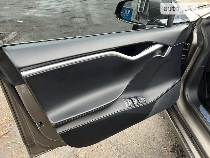 Ліфтбек Tesla Model S 2016 в Дніпрі