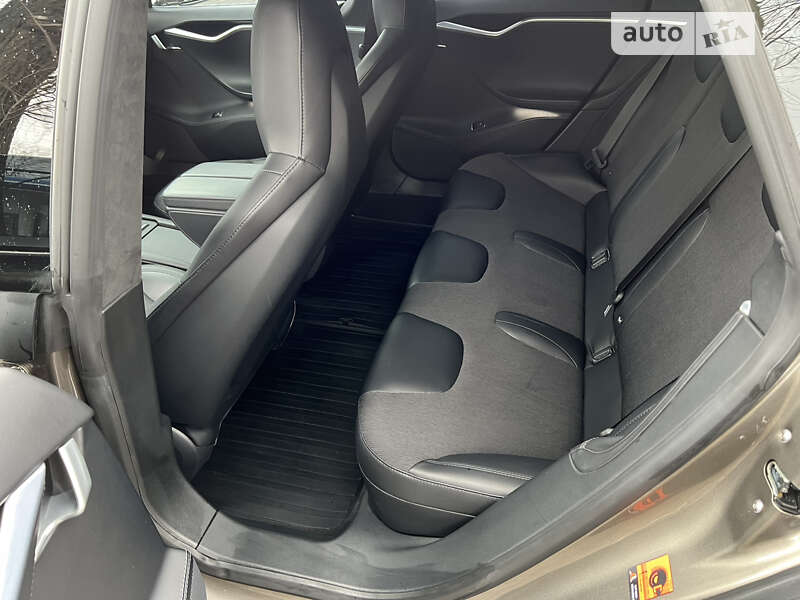 Ліфтбек Tesla Model S 2016 в Дніпрі