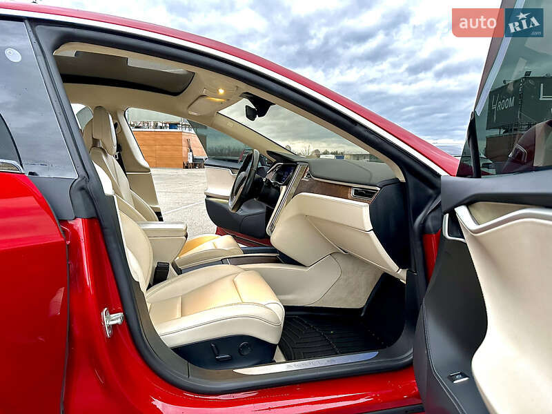 Лифтбек Tesla Model S 2018 в Киеве